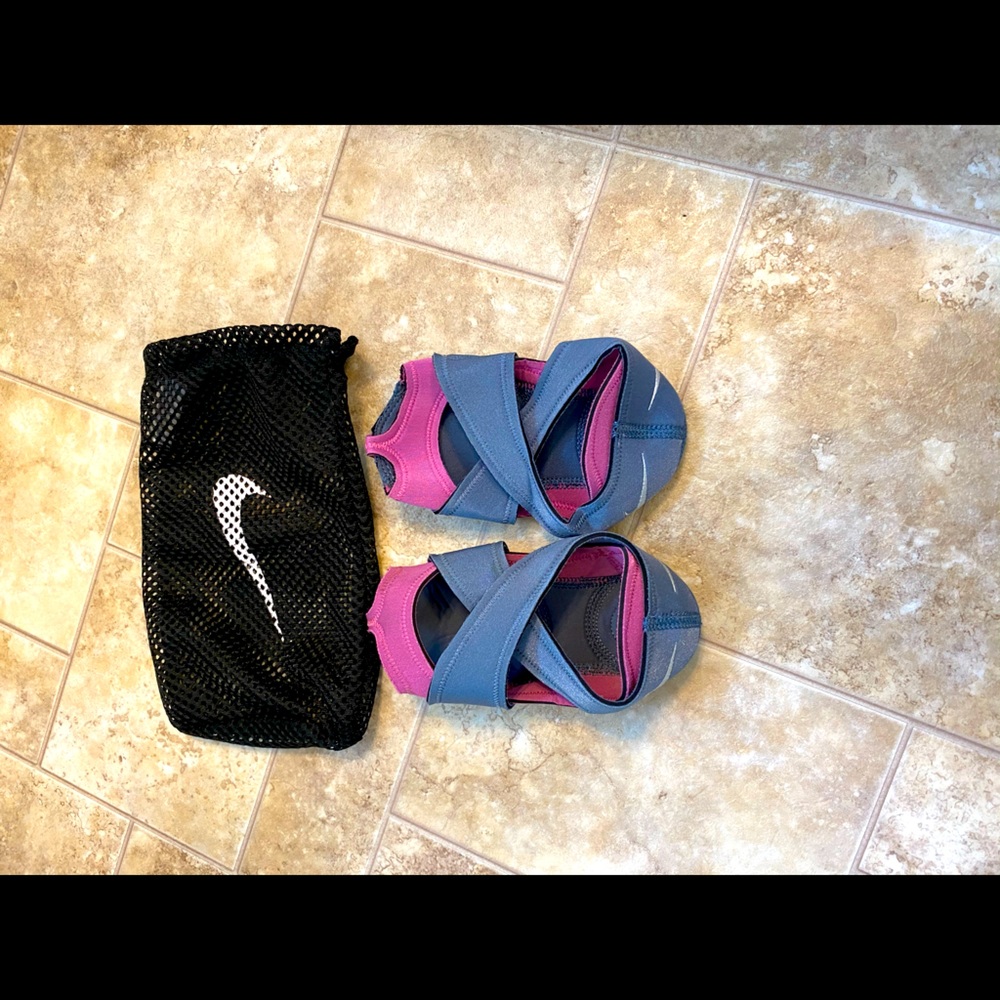 Nike studio wraps/ woman barre studio yoga wraps